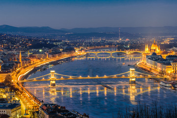 Naklejka premium Aerial view of Budapest at night. Hungarian landmarks: Chain Bridge, Parliament and Danube river in Budapest.