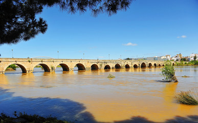 Fototapeta premium Puente romano de Mérida durante una crecida del río Guadiana, españa