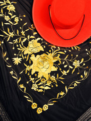 Sombrero cordobés rojo y mantón de manila