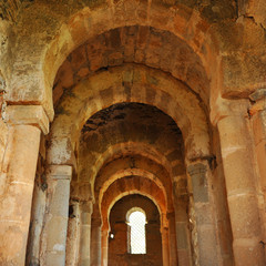 Interior de la iglesia mozárabe del Trampal en Alcuéscar, provincia de Cáceres, España 