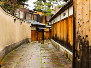 Obraz premium Close up of a wet path in the city of Higashiyama district in the springtime in Kyoto