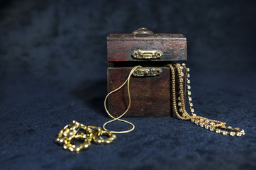 Jewel case with jewelry