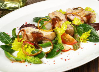 Kalbsbries auf Salat mit Spargel