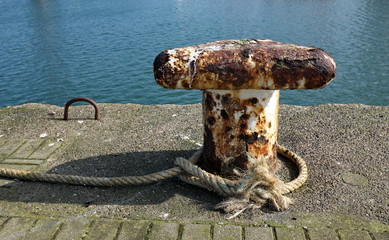 Bitte d’amarrage rouillée