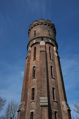 Tour de briques rouges