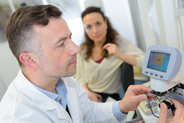 doctor checks a patient eyes using the ophthalmic device
