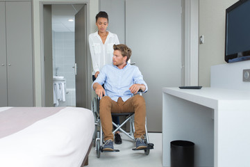 Obraz premium businessman in a wheelchair with her colleague