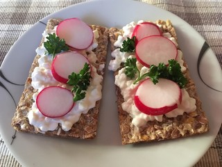 Knäckebrot mit körnigen Frischkäse und Radieschen