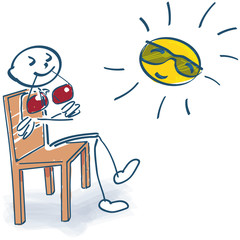 Strichmännchen sitzt auf einem Stuhl und genießt die Sonne