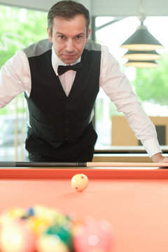pro billiard player and right angle at billard