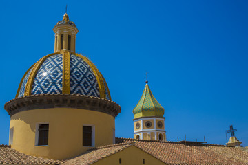 Dettaglio delle cupole della chiesa di San Gennaro a Praiano, Località turistica balneare vicino Positano, In costiera amalfitana. Sono ricoperte della famosa ceramica colorata tipica del luogo.
