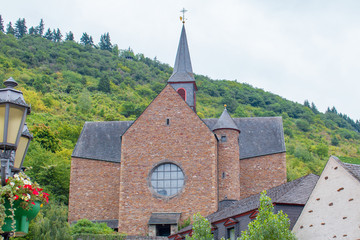 Fototapeta na wymiar Neue Katholische Kirche St. Remaklus Cochem an der Mosel Rheinland-Pfalz