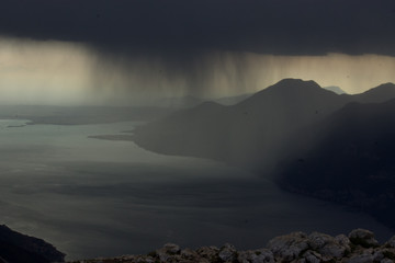 Regen über dem Gardasee