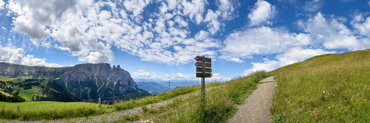 Wanderweg auf der Seiser Alm mit Berg Schlern
