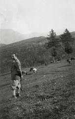 FOTO ANTICA CON UOMO PASSEGGIANDO IN MONTAGNA