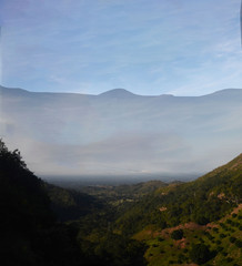 Obraz na płótnie Canvas amanecer tras las montañas