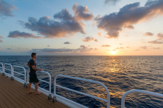 Namibia, Sonnenuntergang am Atlantik an der K&uuml;ste von West Afrika - Sonnenuntergang von einem Kreuzfahrtschiff aus