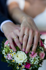 Obraz na płótnie Canvas wedding flowers and rings