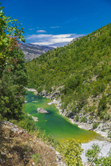 Fototapeta na wymiar река Тара в каньоне на фоне гор и синего небо в черногории 
