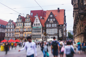Obraz premium View of Bremen market square with Town Hall, Roland statue and crowd of people, historical center, Germany