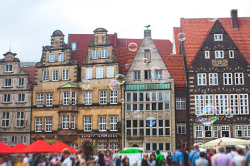 Obraz premium View of Bremen market square with Town Hall, Roland statue and crowd of people, historical center, Germany
