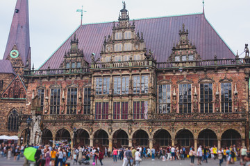 Obraz premium View of Bremen market square with Town Hall, Roland statue and crowd of people, historical center, Germany
