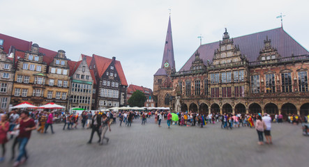 Obraz premium View of Bremen market square with Town Hall, Roland statue and crowd of people, historical center, Germany