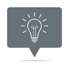 Graue Sprechblase mit Glühbirne - Idee