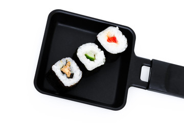 Sushi in einer kleinen Pfanne