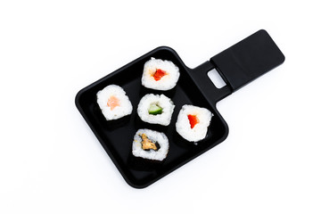 Sushi in einer kleinen Pfanne