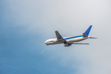 大空を飛ぶ旅客機