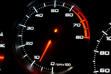 Le compteur de vitesse du moteur