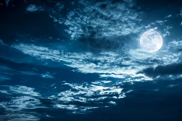 Crédence de cuisine en verre imprimé Ciel Beau ciel nocturne avec des nuages sombres. Quelques nuages éclipsent la pleine lune.