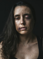 Fototapeta premium Przygnębiaj kobietę w ciemności