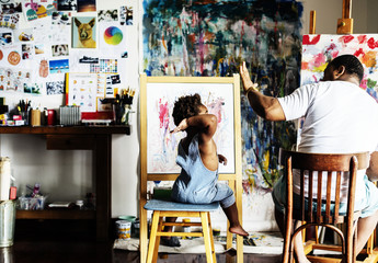 African descent artist dad giving his child a high five © Rawpixel.com