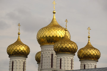 Золотые купола Ипатьевского монастыря, Кострома. Россия.