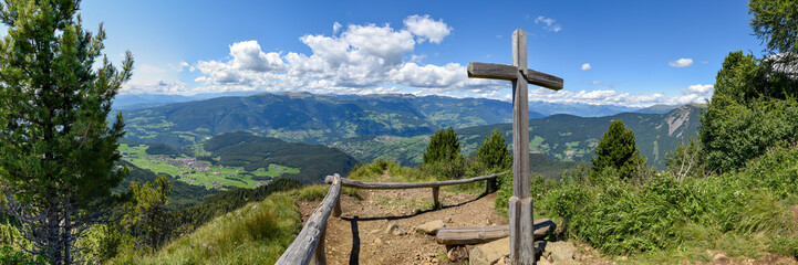 Fototapeta na wymiar Gipfelkreuz am Berg Puflatsch / Südtirol