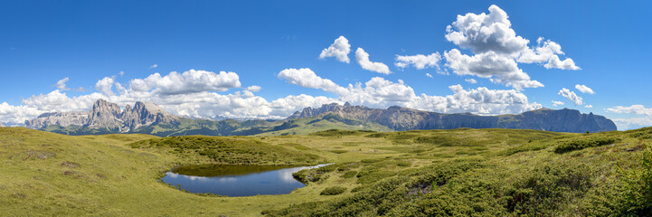 Panoramafoto Seiser Alm mit kleinem Bergsee