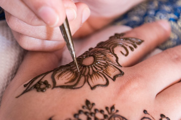 drawing henna