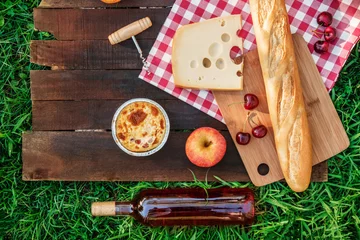 Foto auf Alu-Dibond Picknick-Essen und Roséwein auf grünem Gras mit Exemplar © laplateresca