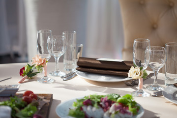 Table setting in the restaurant. floral decor on the glasses, wedding