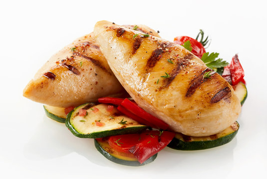 Grilled chicken breast with zucchini and capsicum