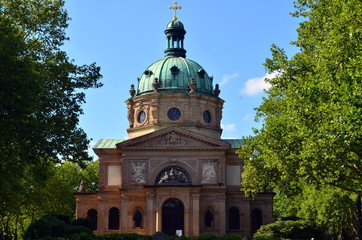 Fototapeta na wymiar Kapelle auf dem Freiburger Hauptfriedhof