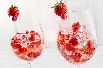 Refreshing strawberry cocktails and crushed ice