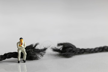 切れた紐とビジネスマン