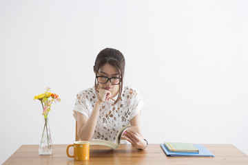 勉強をする女性