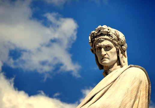 Denkmal des Dante Alighieri mit ernstem Blick vor blauem Himmel  mit wei&szlig;en Wolken