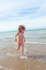 Fototapeta na wymiar jolie fille tonique courant sur la plage
