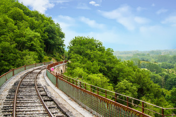 Martel. Panorama sur les voies de chemin de fer et paysage. Lot. Occitanie
