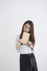 お給料をもらった女性